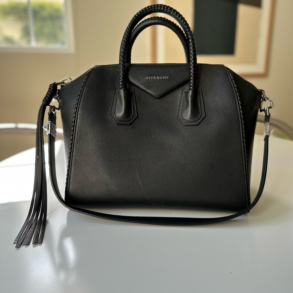 Givenchy Medium Antigona Bag In Grained Leather